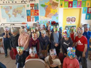 Des masques de carnaval hauts en couleurs en CE1