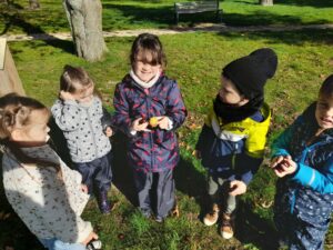 Les enfants de MS font classe dehors